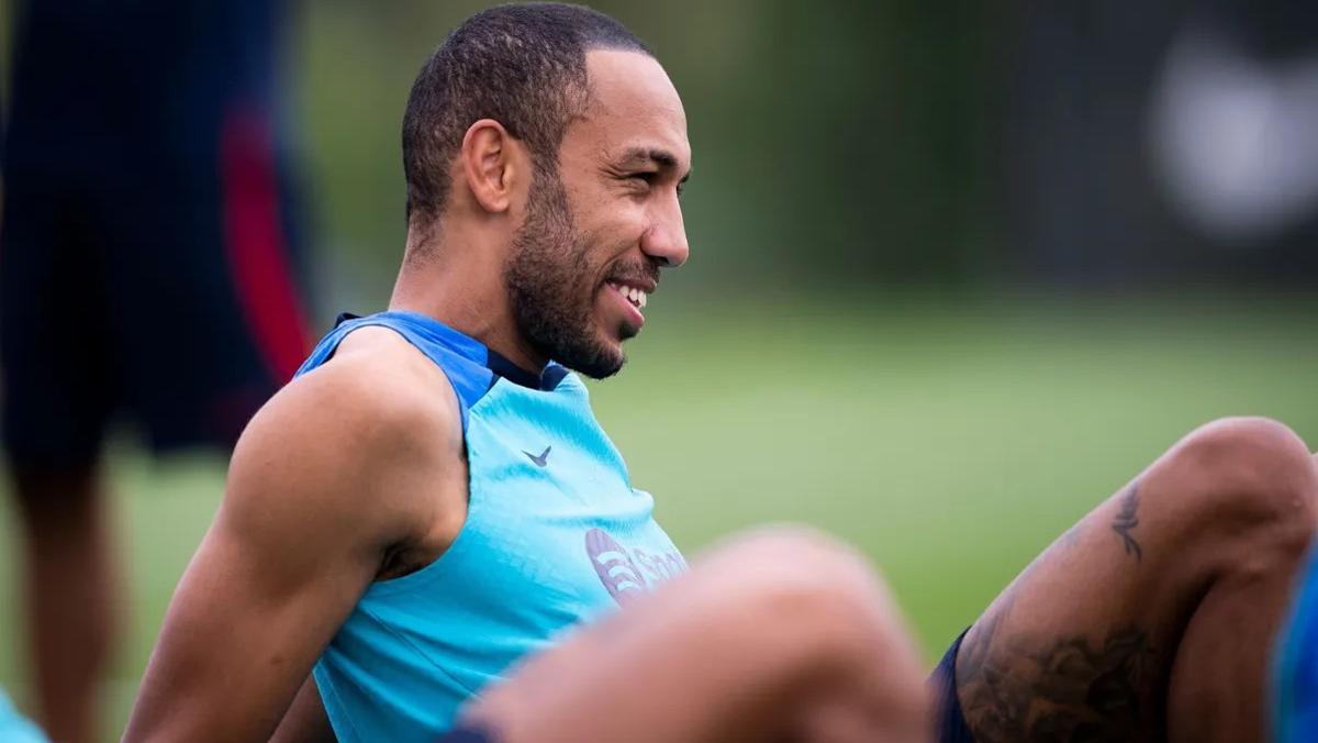 Pierre-Emerick Aubameyang descansa en el entrenamiento.