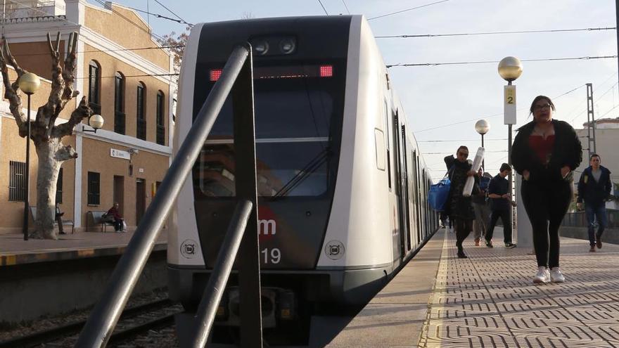 La escasa frecuencia del Metro agrava el déficit de transporte de la comarca