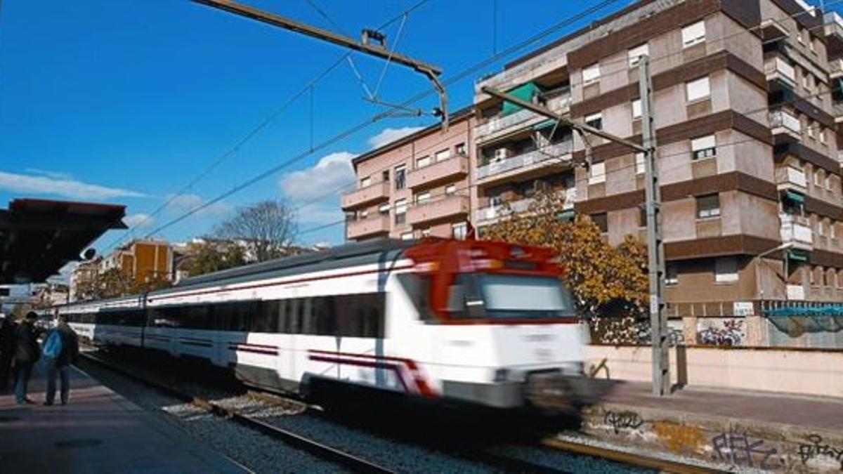 Un tren de Rodalies pasa por el centro de Sant Feliu de Llobregat, ayer.