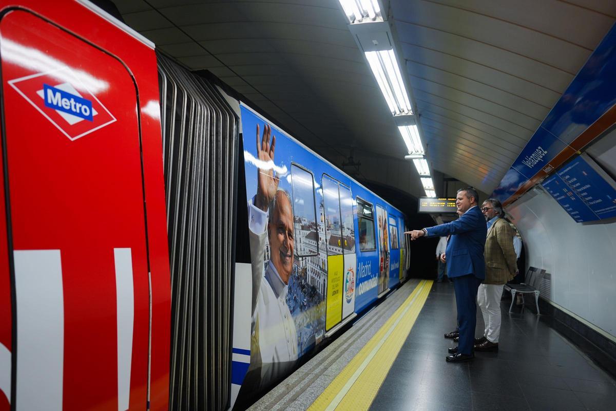Metro ha puesto en circulación un tren vinilado que recorre las 23 estaciones de la L4, decorado con imágenes conmemorativas y el lema oficial de la visita