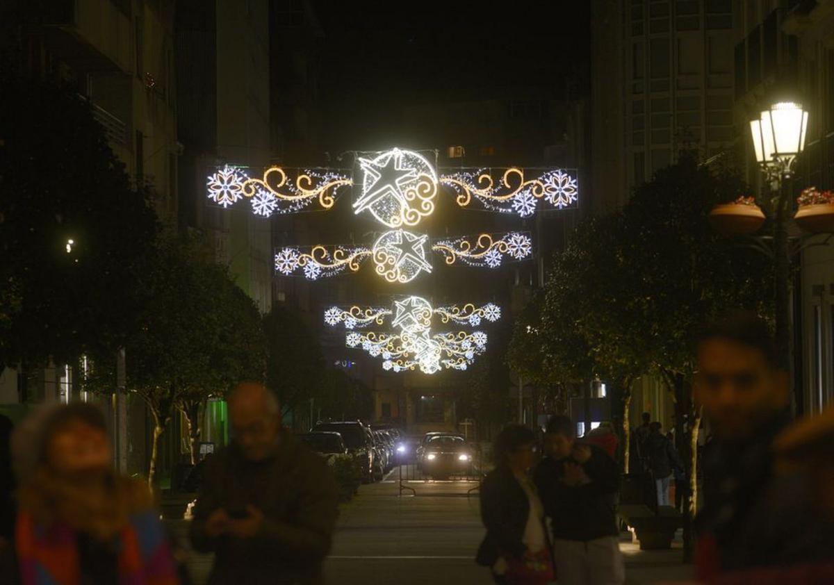 Una de las calles con el alumbrado navideño. |  Bernabé/Javier Lalín