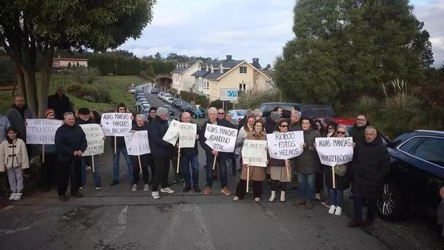 Vecinos de la urbanización Augas Mansas, en Culleredo, protestan por la falta de limpieza del río