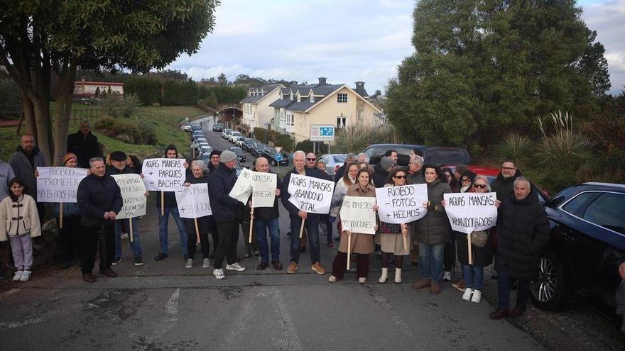 Vecinos de la urbanización Augas Mansas, en Culleredo, protestan por la falta de limpieza del río