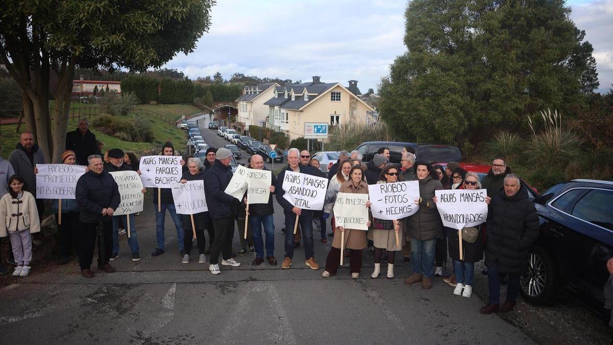 Vecinos de la urbanización Augas Mansas, en Culleredo, protestan por la falta de limpieza del río