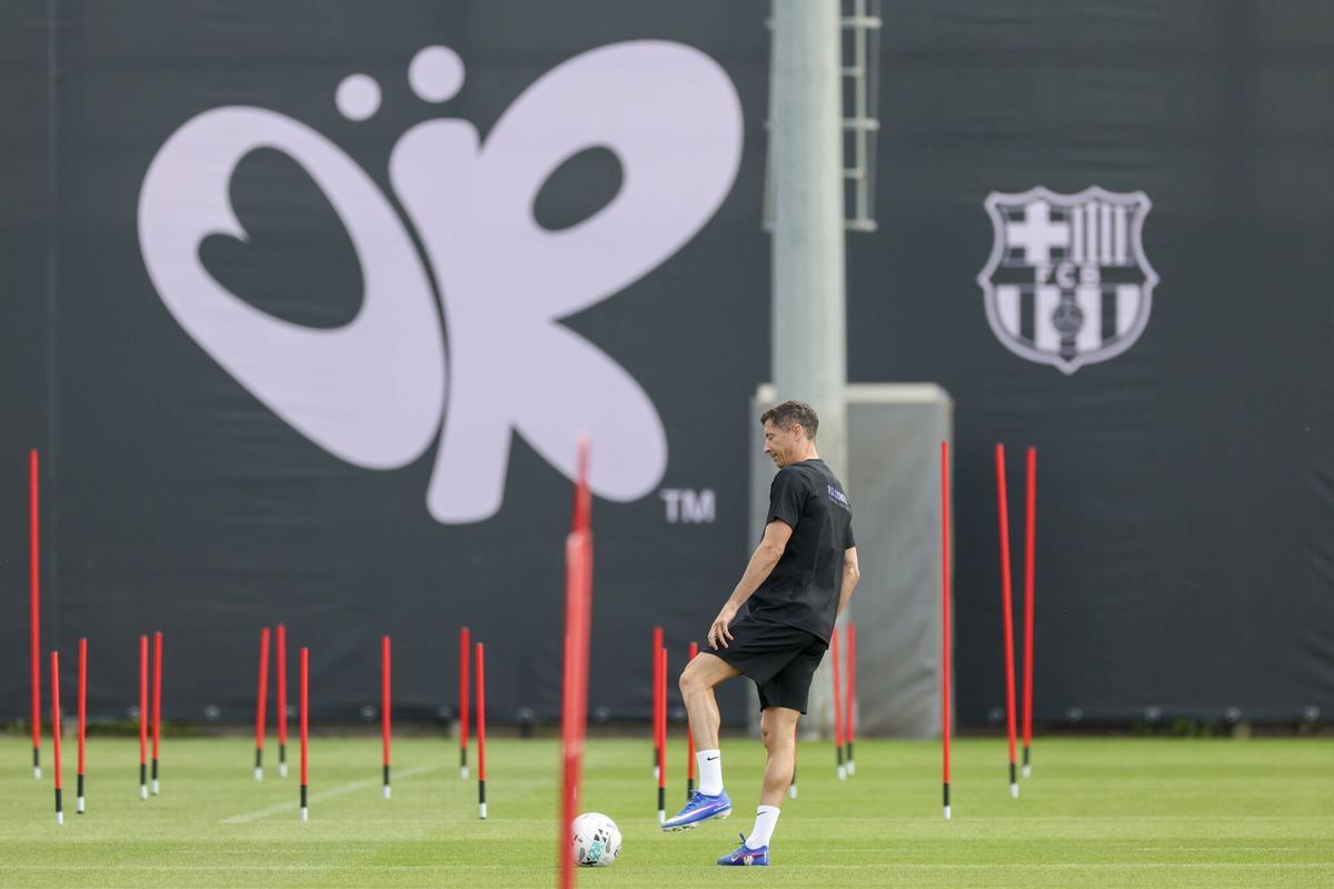 Robert Lewandowski se prepara para la sesión preparatoria.