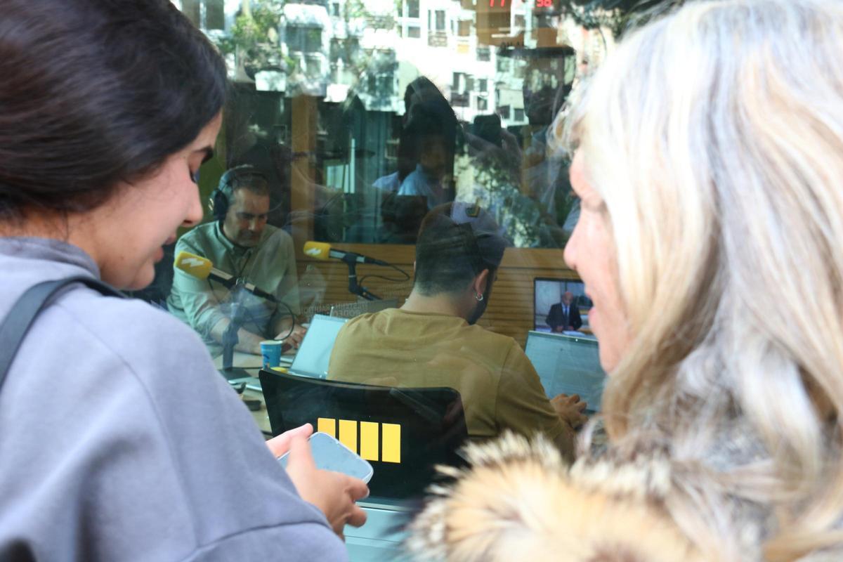 Informarse del apagón a través de la radio