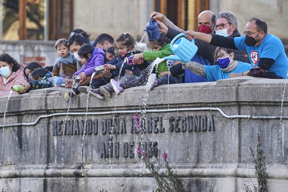 «Palanganada» al pont de Pedra per reivindicar un major cabal al Ter