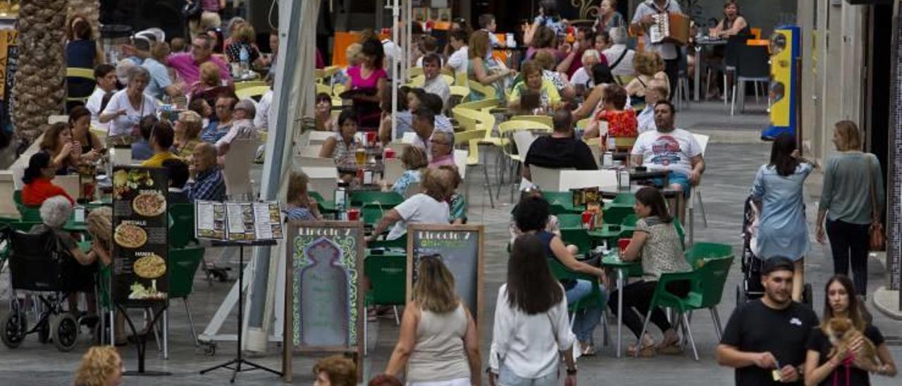 Una zona de terrazas de Elche con gran aglomeración de público.