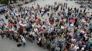 Asturias se une contra la violencia de género: Laviana responde unánime y en la calle al asesinato machista de su vecina Lola
