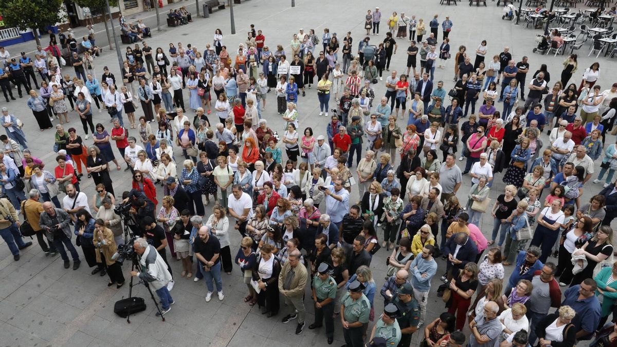 La plaza del Ayuntamiento de Laviana, llena para rechazar y condenar el asesinato de Dolores F.