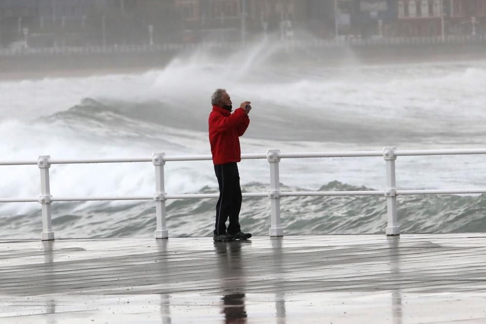 LLuvia y fuerte oleaje en Gijón.