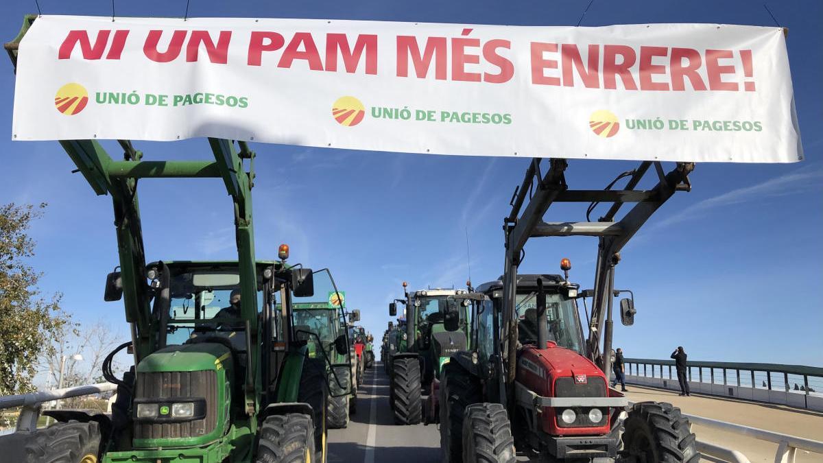 Unió de Pagesos mobilitza 120 tractors i 70 vehicles per tota la demarcació gironina