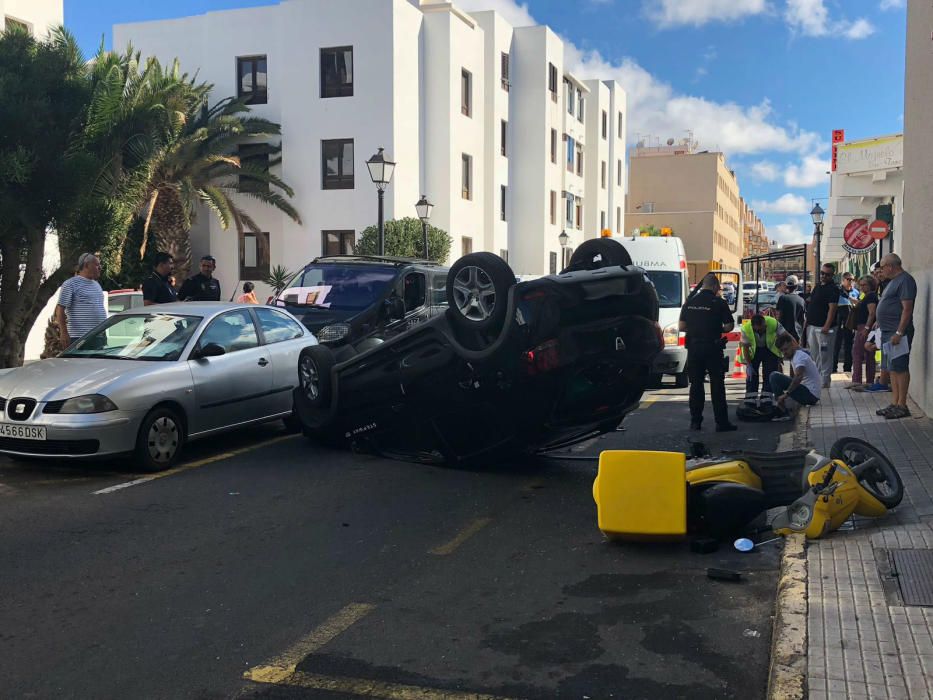 Aparatoso vuelco de un coche en Arrecife