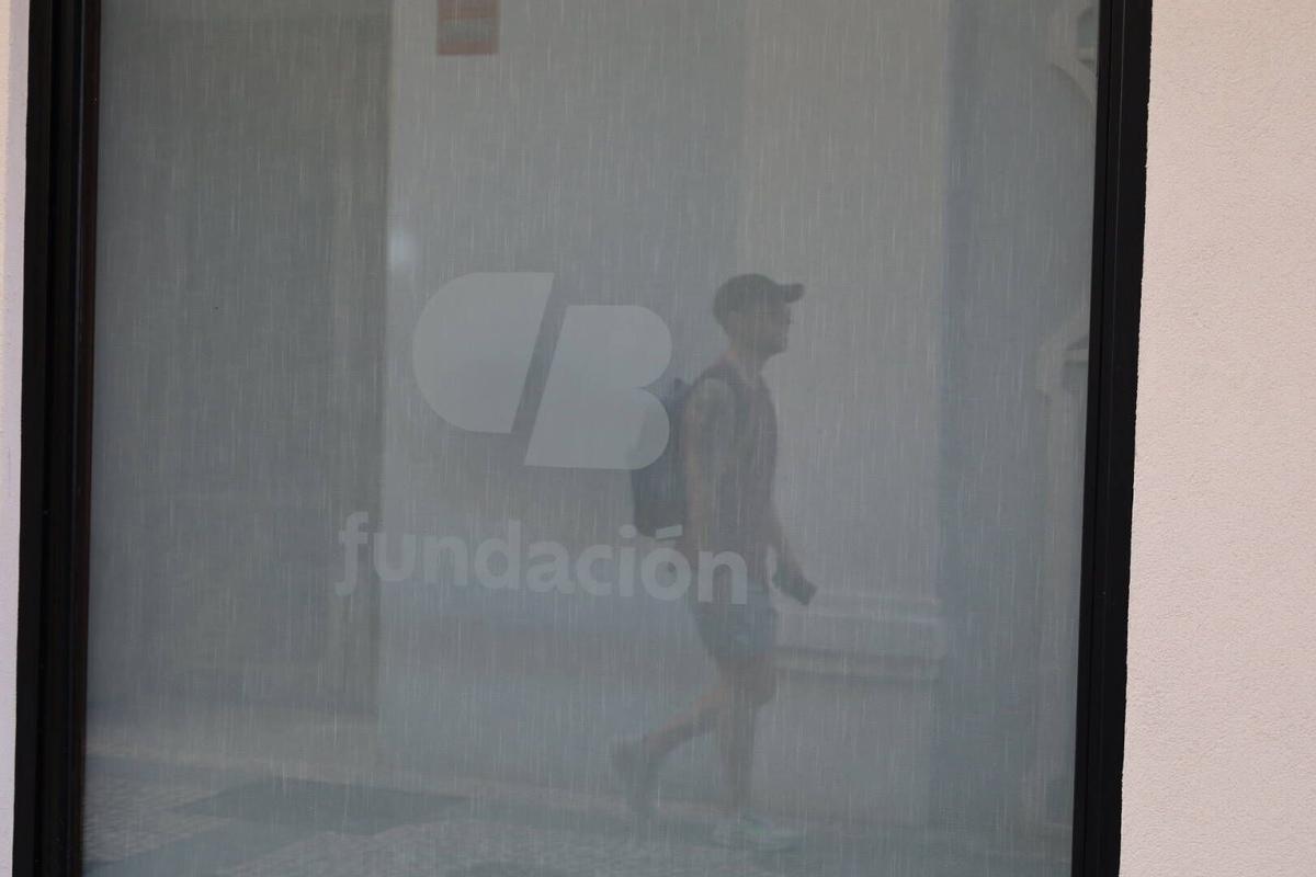 Uno de los cristales del escaparate de la nueva galería de la calle San Juan de Badajoz.