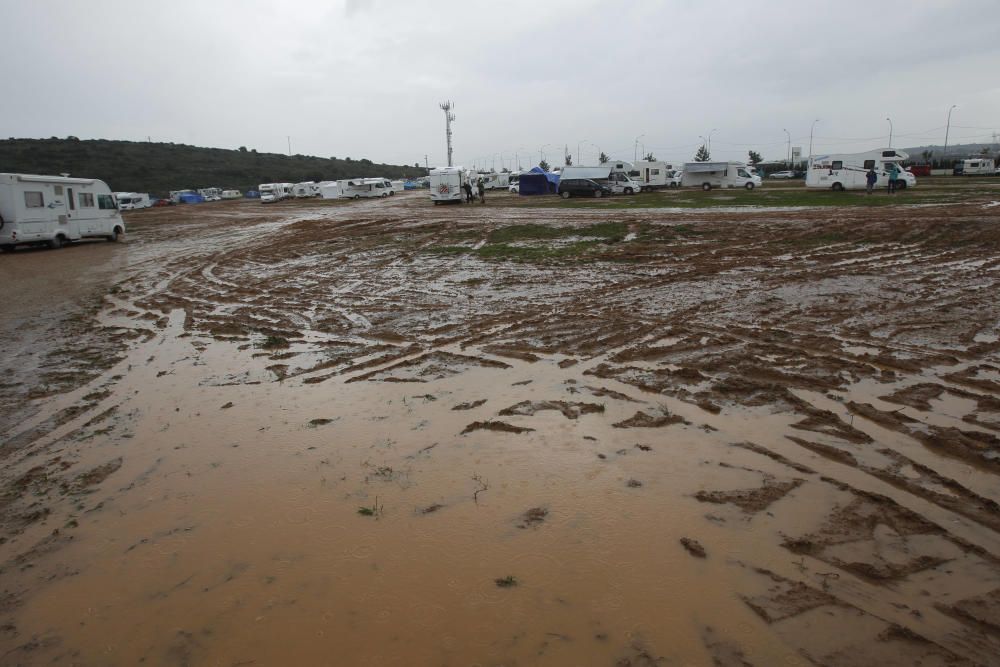 Zonas del camping de Cheste embarradas por las lluvias