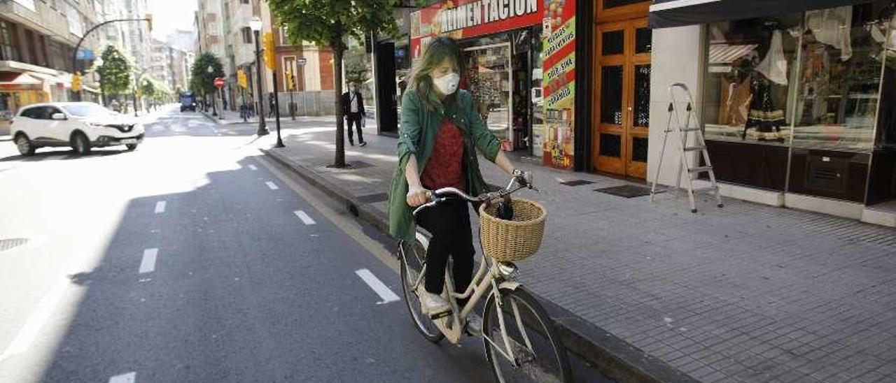 Inés Pando, circulando ayer por el ciclocarril de la avenida de la Costa.