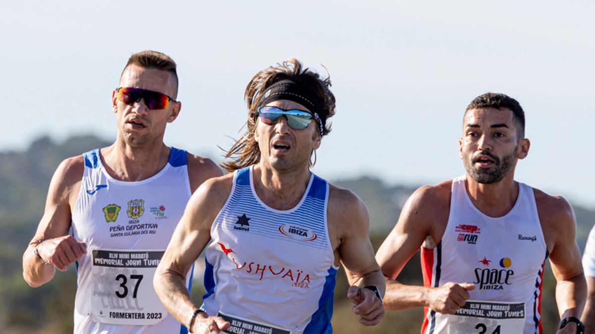 Adrián Guirado, vencedor de la prueba, a la izquierda de la imagen, en un instante de la carrera en Formentera junto a Torres y Uceda.
