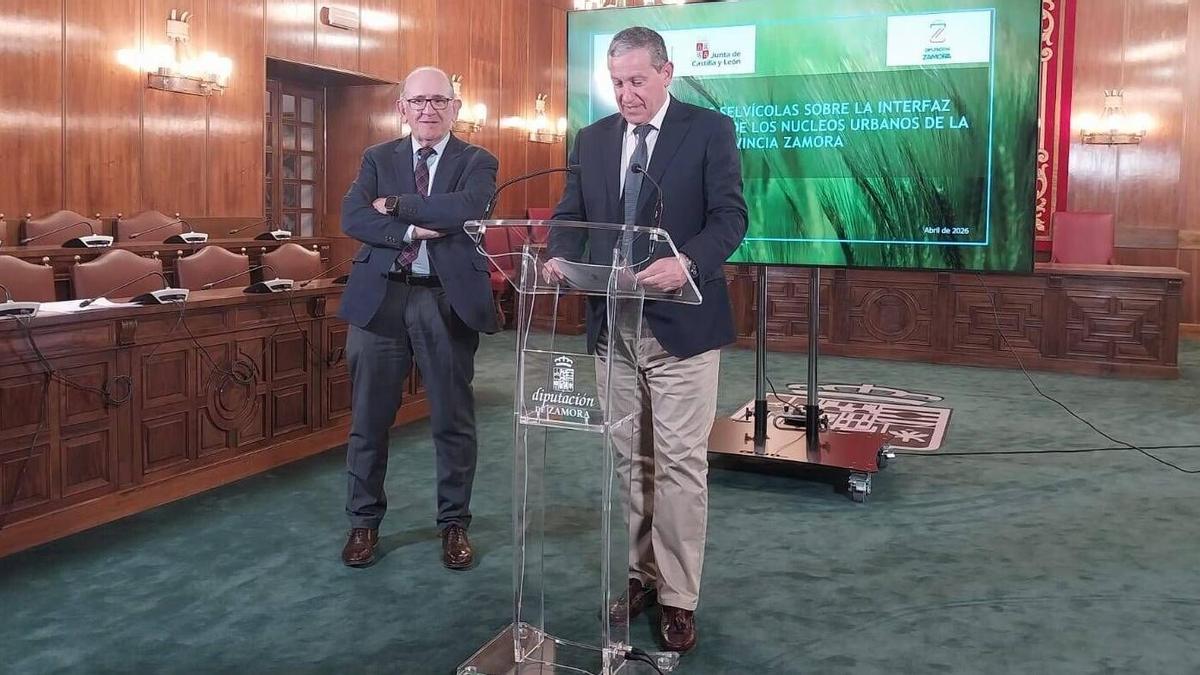 El presidente de la Diputación de Zamora, Javier Faúndez, y el consejero delegado de Somacyl, José Manuel Jiménez Blázquez, firman el encargo para la prestación del "Servicio de limpieza y actuaciones de desbroce sobre el interfaz urbano-forestal en los núcleos urbanos de la provincia de Zamora".