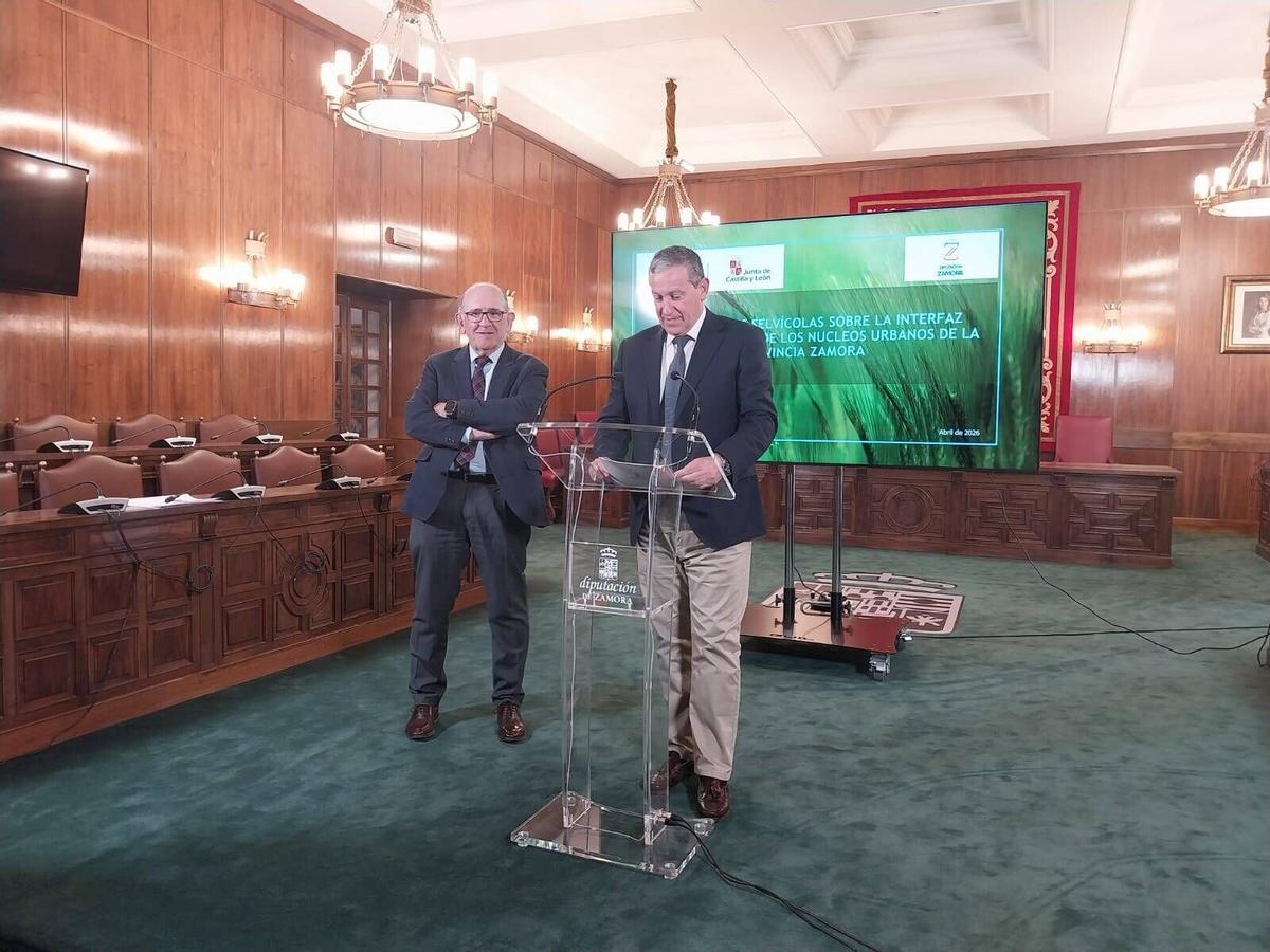 El presidente de la Diputación de Zamora, Javier Faúndez, y el consejero delegado de Somacyl, José Manuel Jiménez Blázquez, firman el encargo para la prestación del "Servicio de limpieza y actuaciones de desbroce sobre el interfaz urbano-forestal en los núcleos urbanos de la provincia de Zamora".