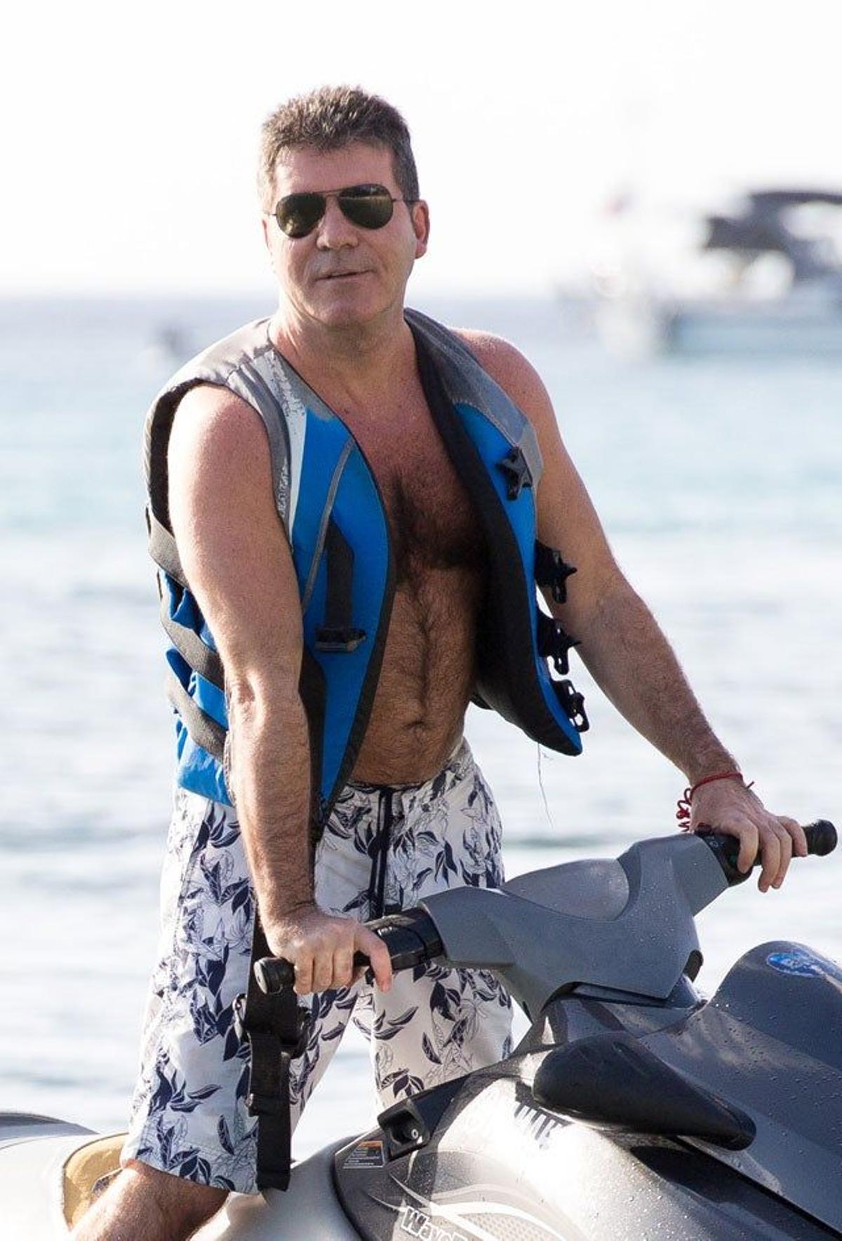 Simon Cowell continúa sus vacaciones en Barbados