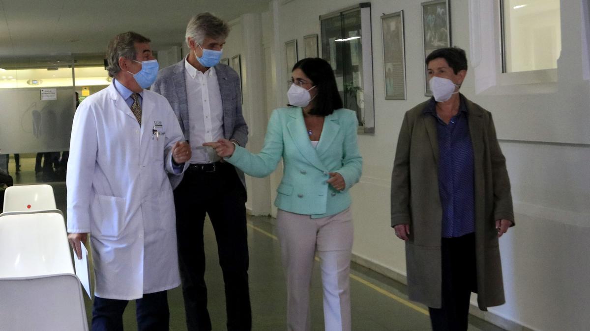 La ministra de Sanidad, Carolina Darias, en una visita al Hospital Clínic de Barcelona, con el 'conseller de Salut, Josep Maria Argimon; el director general del hospital, Josep Maria Campistol, y la delegada del Gobierno en Catalunya, Teresa Cunillera.