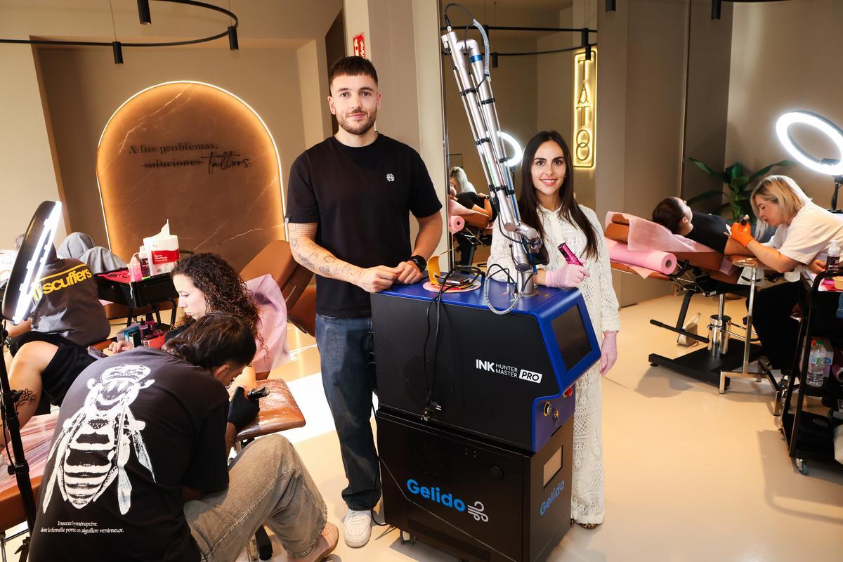 Sara Pérez y Carlos Ordóñez en su nuevo estudio en Santiago