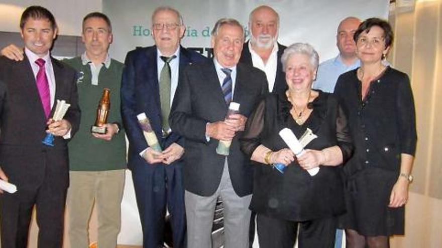 Por la izquierda, Emilio Suárez, Rafa Nosti, Alberto Lázaro, Emilio Garciablanco, Ricardo Álvarez, presidente de la Asociación de Hostelería; Maribel Sánchez, César Cuervo y Carmen Moriyón, en la foto de familia de la primera cena de hermandad de la asociación.