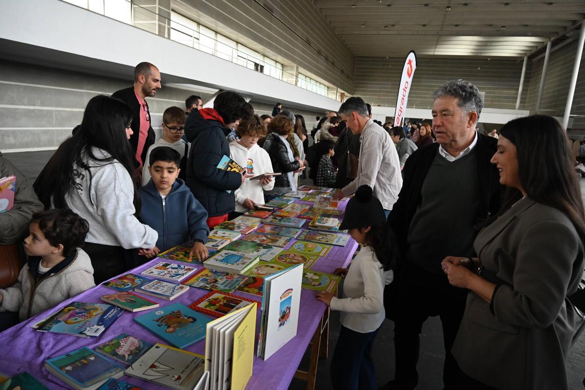 O alcalde foi onte un dos visitantes do Salón do Libro.