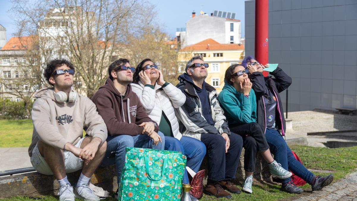 Varias personas observan, con gafas, un eclipse parcial en A Coruña en 2025