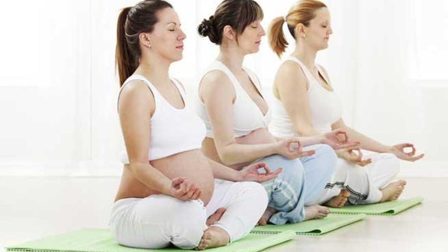 Posturas de yoga que deben evitar las mujeres en el posparto