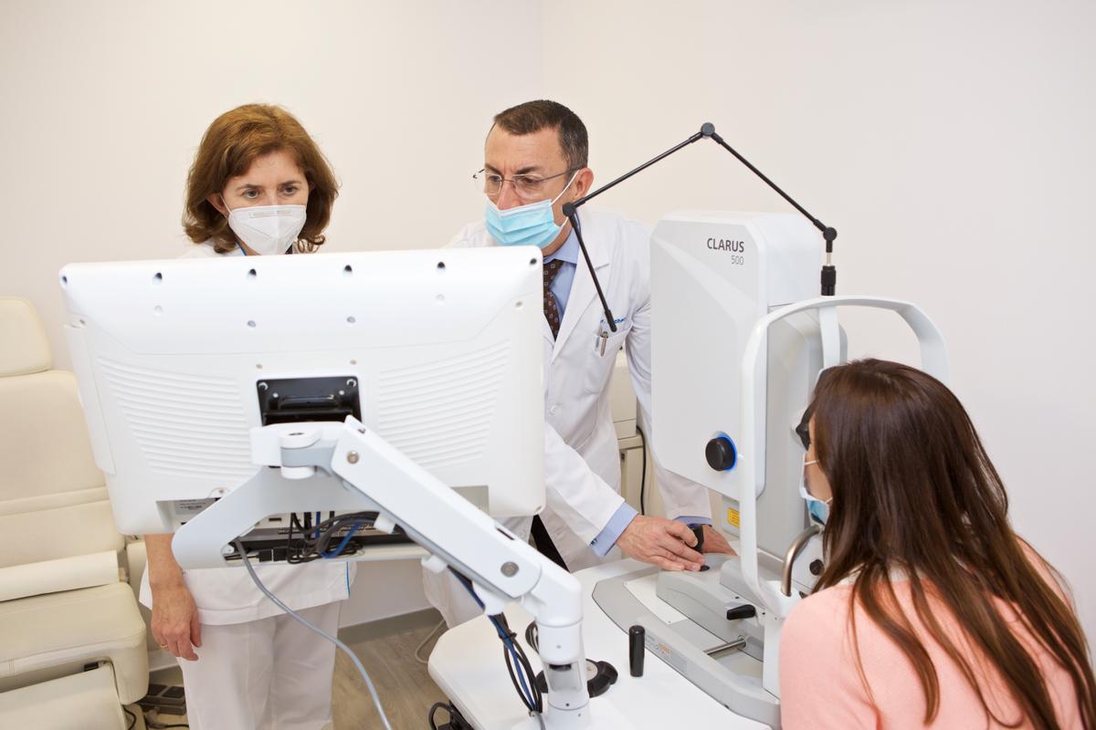 El doctor Pacheco realiza un estudio a una joven paciente en la clínica Oftalvist Cáceres.