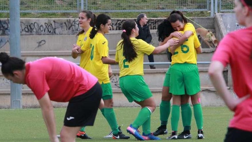 El equipo celebra uno de los goles, ayer.