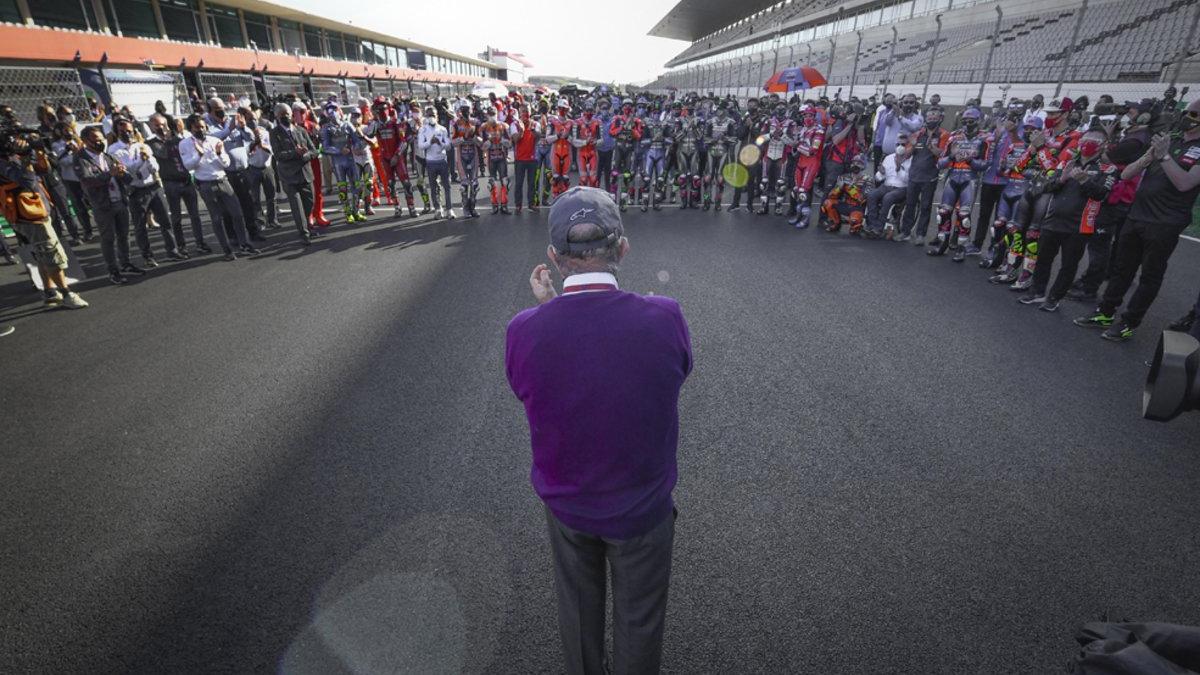 Carmelo Ezpeleta recibe el homenaje de todo el 'paddock', en la parrilla de MotoGP, de Portimao