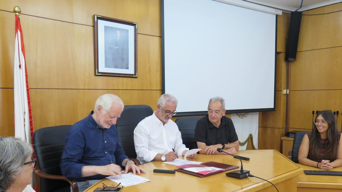 Firma del acuerdo de colaboración entre el Ayuntamiento de Carreño y Cruz Roja.