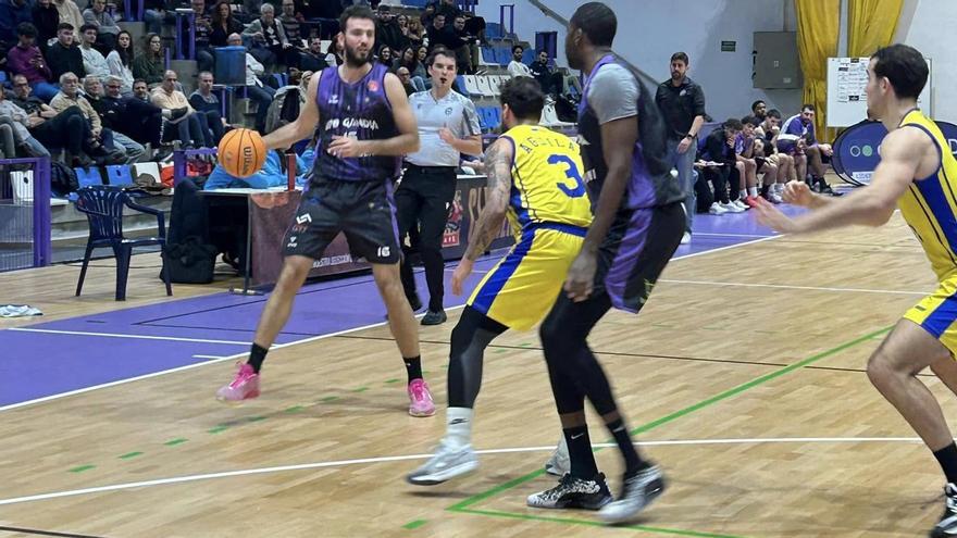 Javi Soler con el balón, en un partido de esta pasada temporada