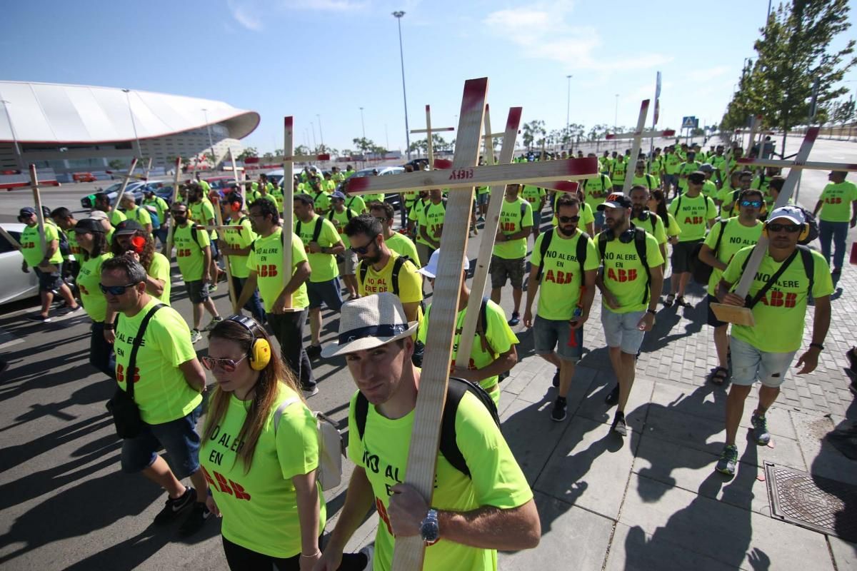 200 trabajadores de ABB Córdoba se manifiestan en la sede de Madrid