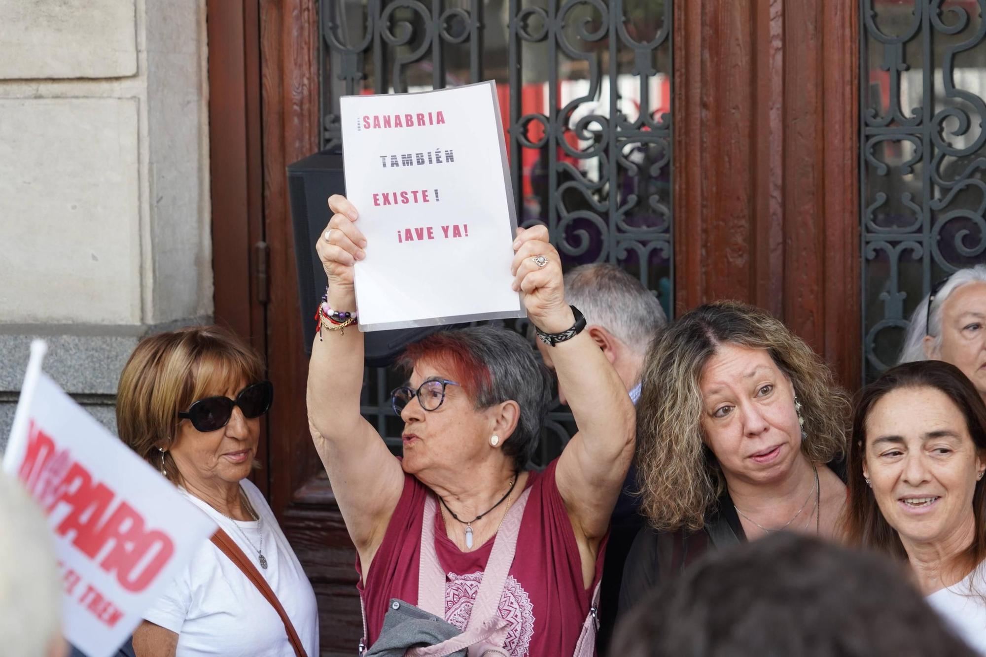Manifestación por el AVE de Sanabria en Madrid: protesta por el tren a las puertas de Renfe