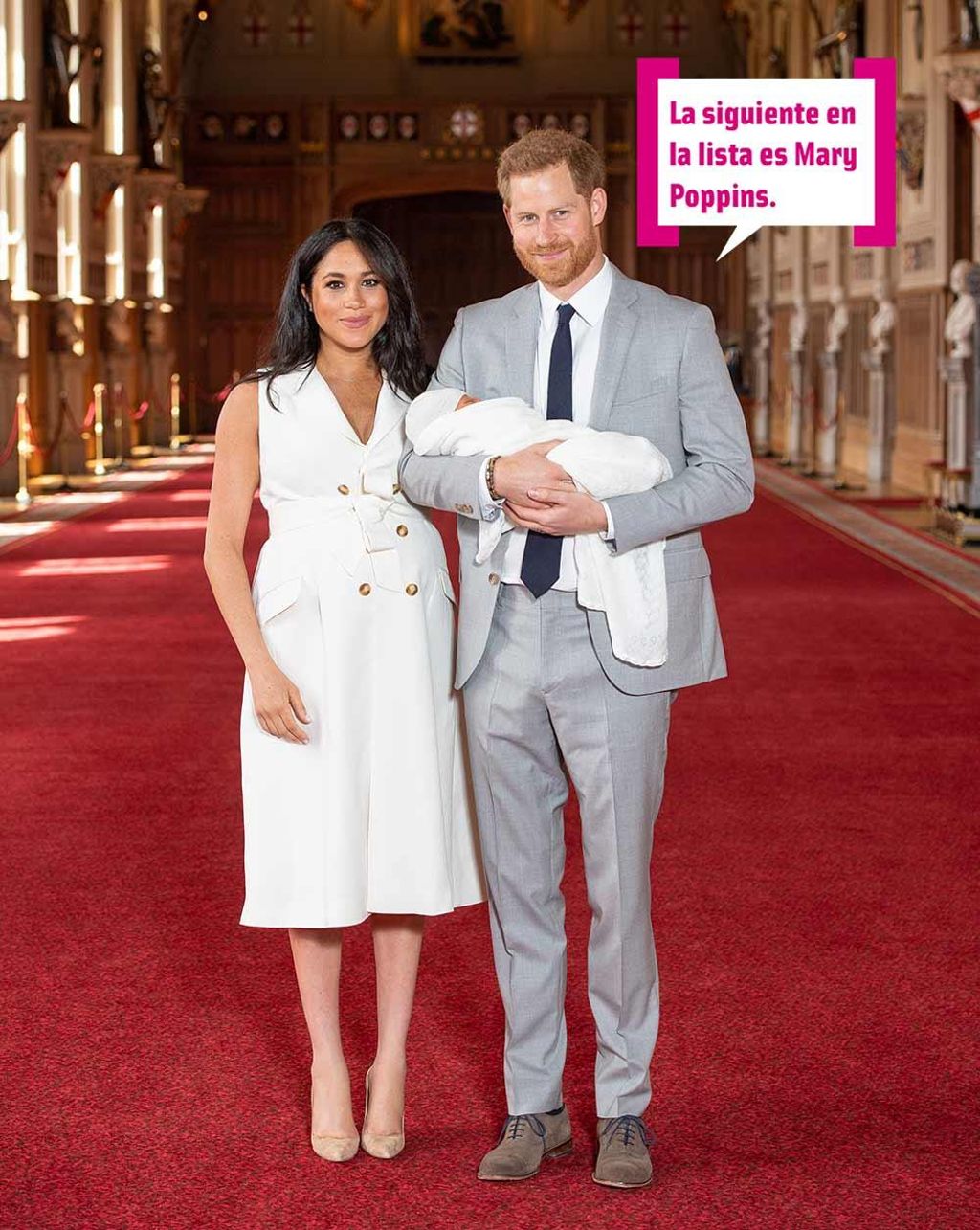 Meghan Markle y el príncipe Harry presentando a su bebé