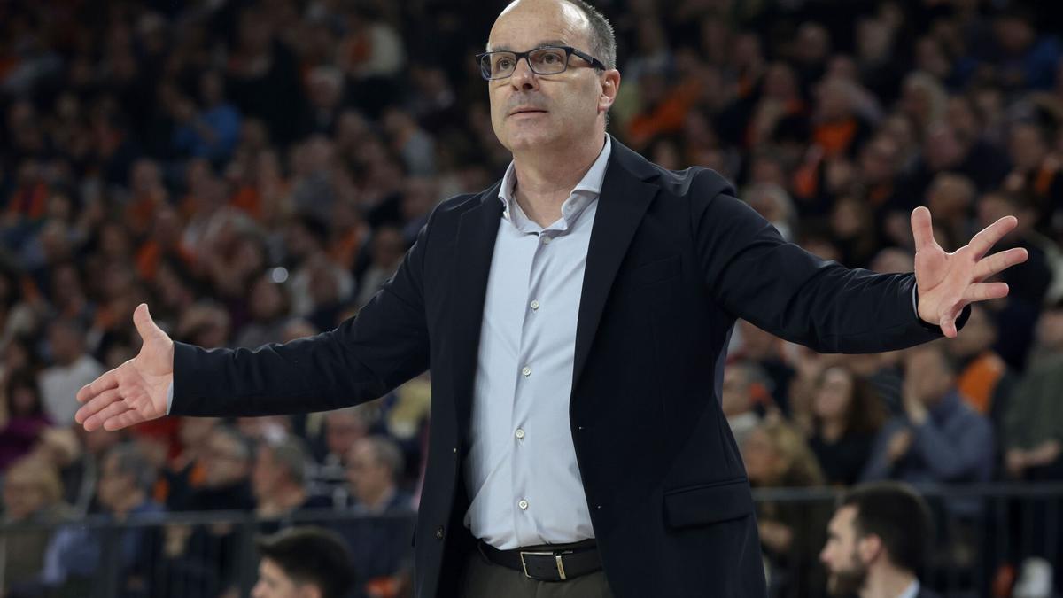 Diego Ocampo, entrenador del Manresa, gesticula durante un partido..