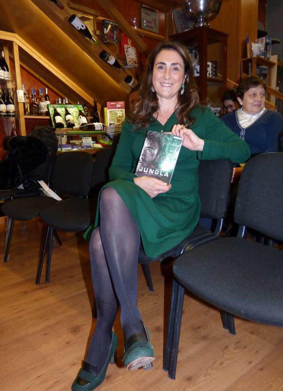 Pérez, con el libro "Jungla", ayer, en Cangas del Narcea.