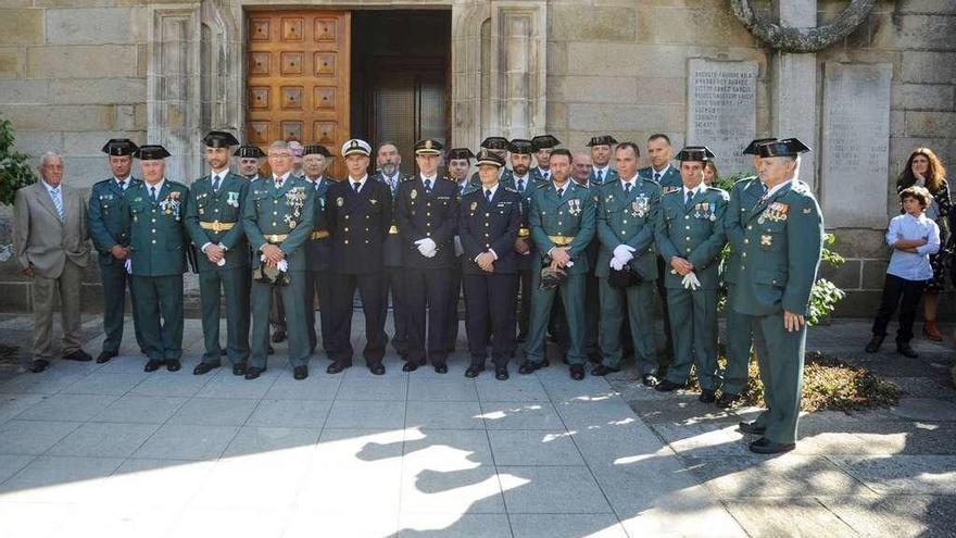 Foto de familia de la Guardia Civil de Vilagarcía, acompañada por los jefes la Policía Nacional y de la Local en la ciudad. // Iñaki Abella