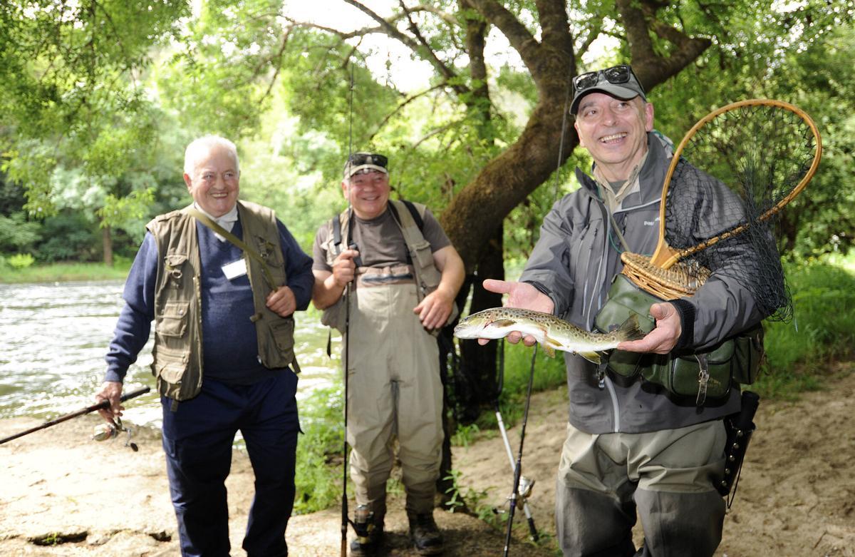 COUSO A ESTRADA. CONCURSO INTERNACIONAL PESCA FIESTA SALMON 2026 PESCA TRUCHA REO PESCADORES ENTRE ELLOS JESUS CARBIA LOUZAO.