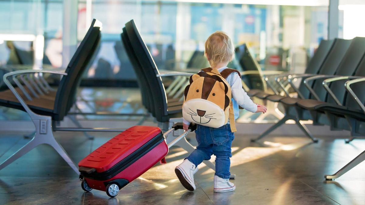 Su mejor compañero de viaje: así es la maleta infantil correpasillos más divertida