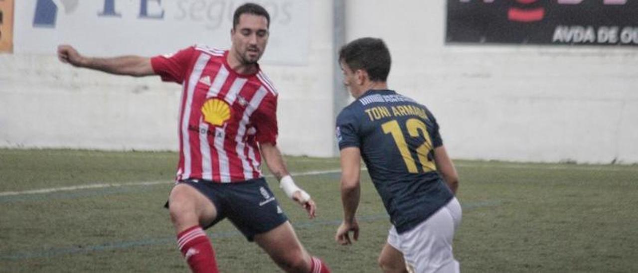 Pablo García trata de cortar la internada de un futbolista del Choco. |  // SANTOS ÁLVAREZ