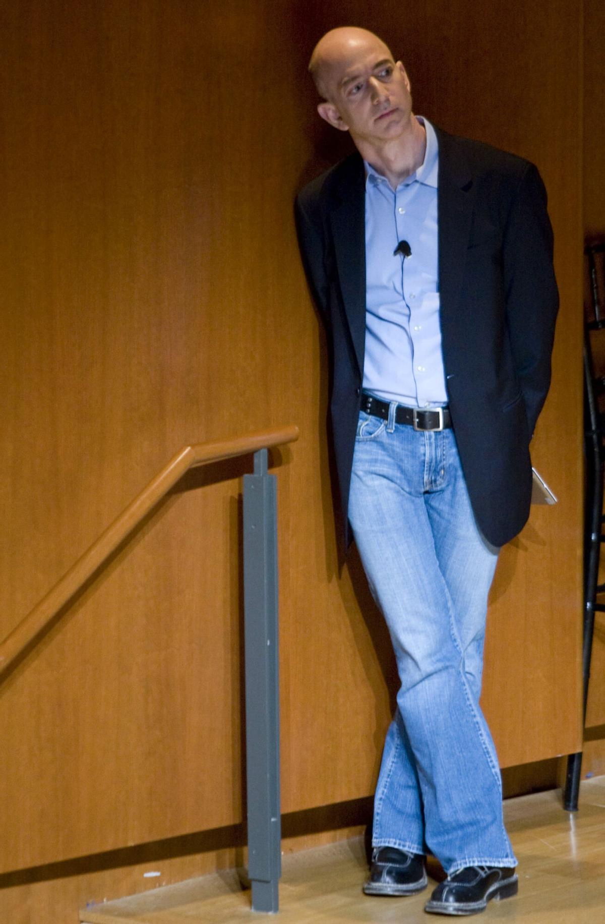 Jeff Bezos, chairman, president and chief executive officer of Amazon.com Inc., stands on stage during a news conference in New York, U.S., on Monday, Feb. 9, 2009. Amazon.com, the world's largest Internet retailer, introduced the Kindle 2, a new version of the electronic book reader that's sold out two years in a row. Photographer: Jin Lee/Bloomberg News. Jeff Bezos. Internet. libro electrónico. empresa Amazon.com Inc. directivos