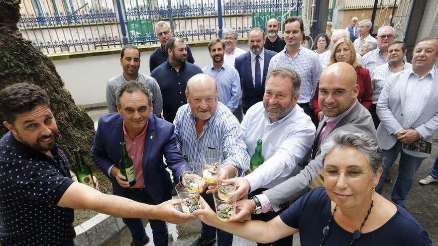 En primera fila, de izquierda a derecha, Luis Piñera (gerente de Sidra Piñera), Juan Cañal (alcalde de Navia), Andrés Canal (responsable de Sidra Canal), Rogelio Pando (alcalde de Colunga y presidente de la Mancomunidad de la Comarca de la Sidra), Jesús Martínez Salvador (concejal de Turismo de Gijón) y Rosabel Berrocal (trabajadora de Divertia), brindando ayer con sidra en la Casa de la Palmera, con más regidores y lagareros a sus espaldas.