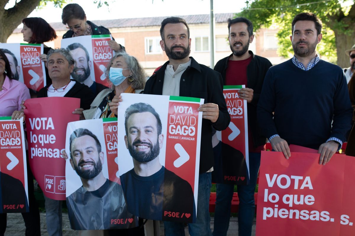 Pegada simulada de carteles de las elecciones municipales en Zamora