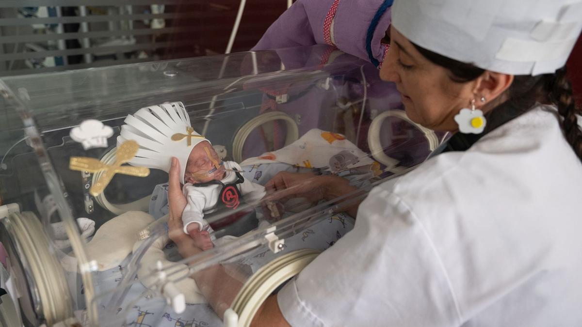 Los bebés ingresados en la UCI neonatal del Clínic se convierten en pequeños cocineros por Carnaval