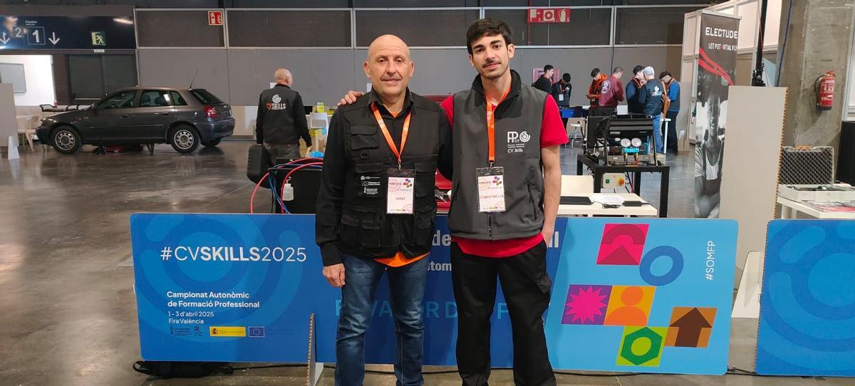 El joven Bruno Marí, junto a su profesor Enrique Talens.