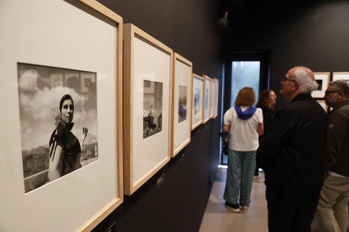 El Pueblu d'Asturies inaugura una exposición fotográfica de Mario Pascual (en imágenes) El Pueblu d'Asturies inaugura una exposición fotográfica de Mario Pascual (en imágenes)